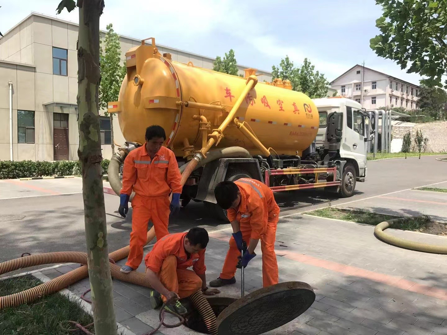 仁和管道疏通车停在窨井附近