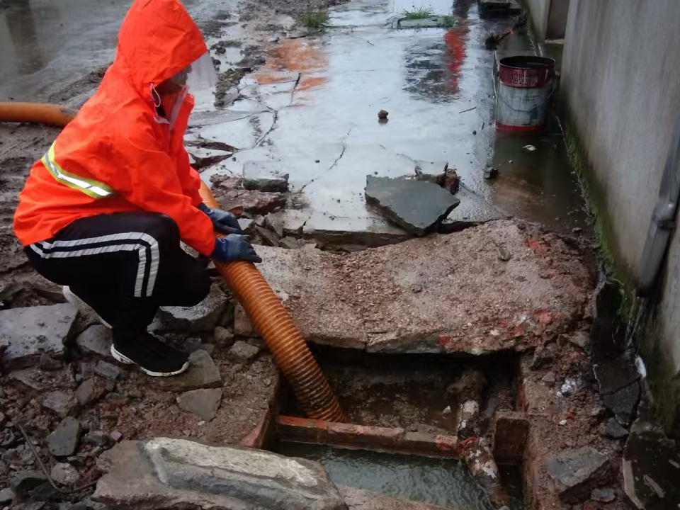 仁和专业清理污水池 炜誉市政以规范流程守护城市 “肠道”